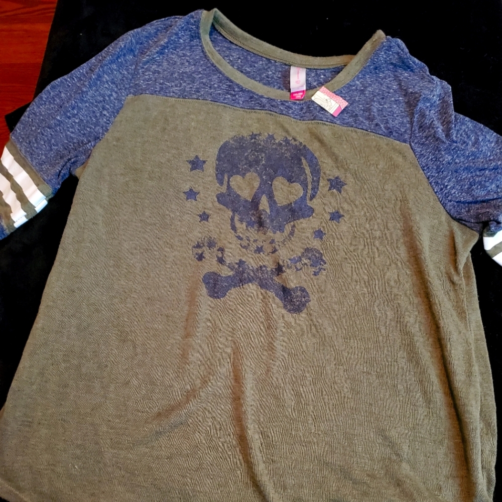 No boundaries cute skull shirt.